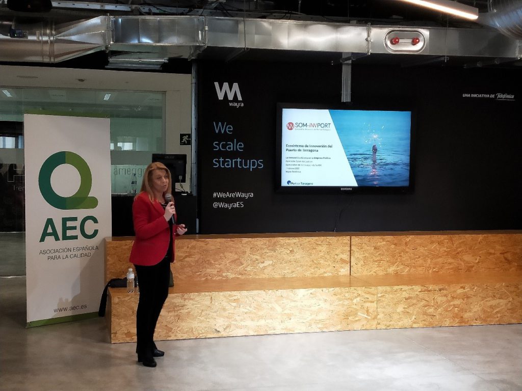 Cap del Departament d’Estudis i Innovació del Port de Tarragona explicant Som-Inn Port
